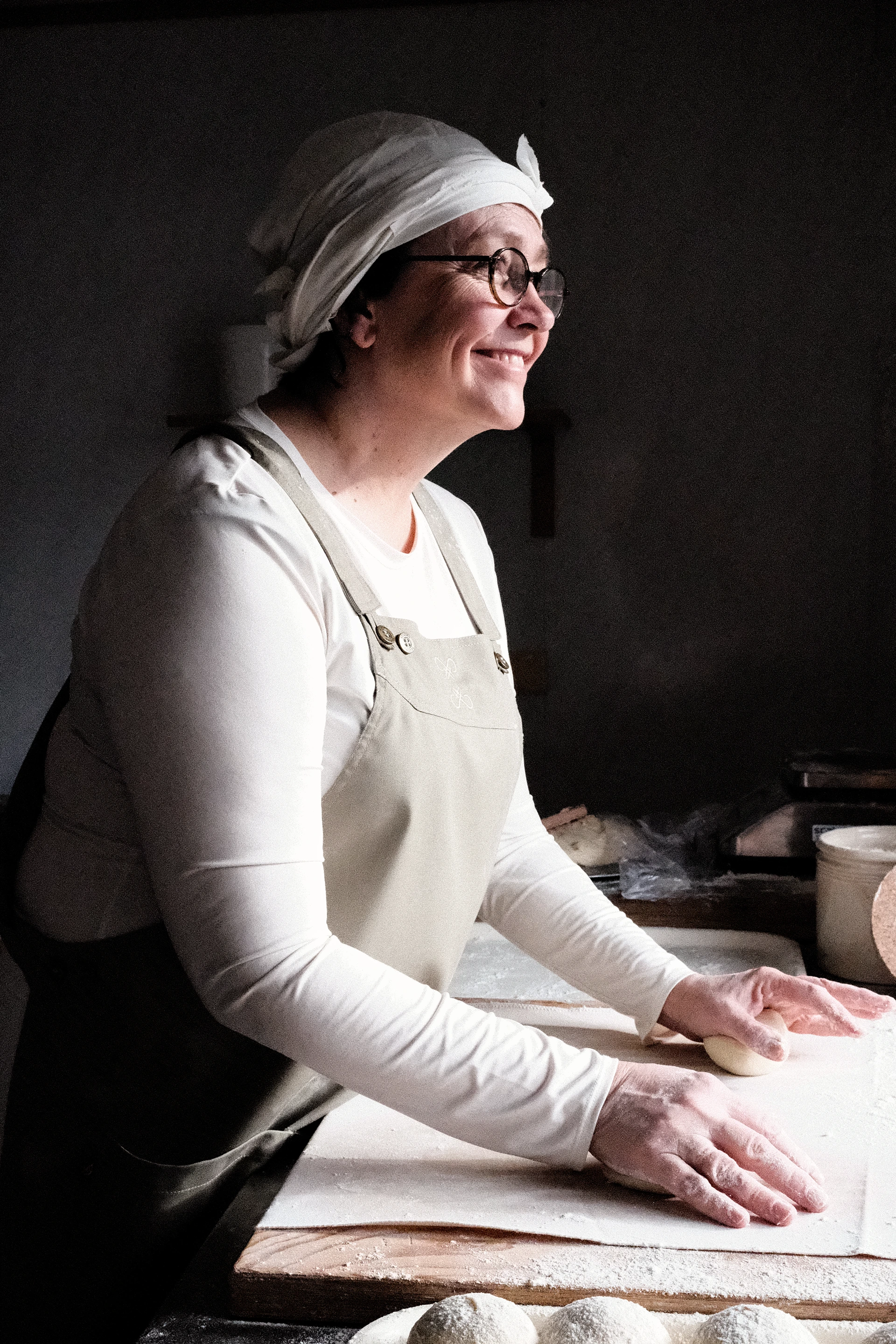 Kirsti Edøy i lefsebakeriet på Brokstad Gård